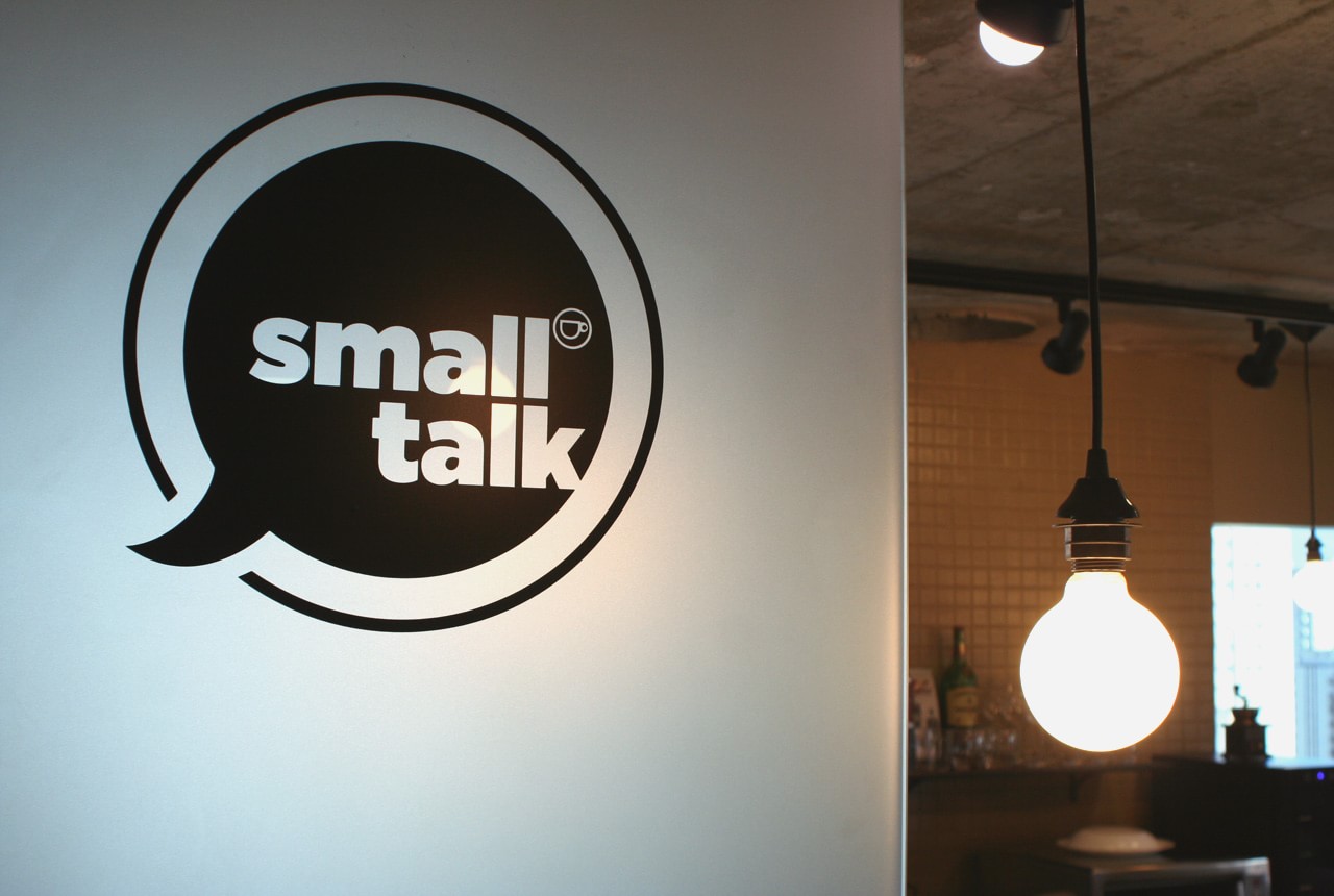 Small Talk Café. Um espaço que proporciona ótimas conversas, sempre acompanhadas de deliciosos cafés e comidinhas.